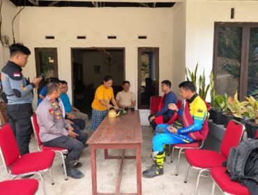 Kapolres Tana Toraja AKBP Arwansa saat berada ditengah-tengah masyarakat Simbuang. Foto: Istimewa
