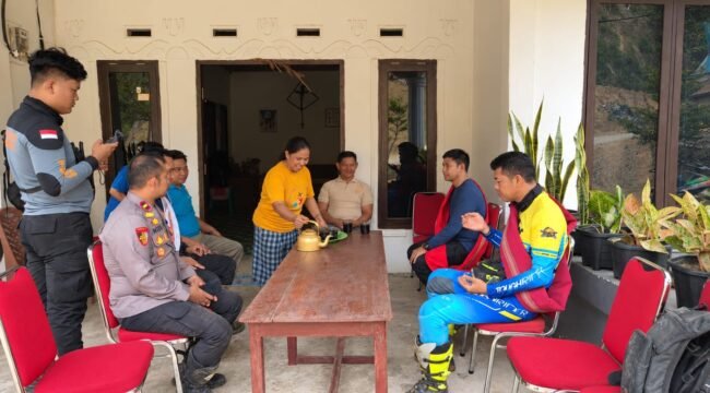 Kapolres Tana Toraja AKBP Arwansa saat berada ditengah-tengah masyarakat Simbuang. Foto: Istimewa