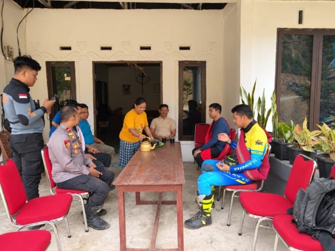 
					Kapolres Tana Toraja AKBP Arwansa saat berada ditengah-tengah masyarakat Simbuang. Foto: Istimewa