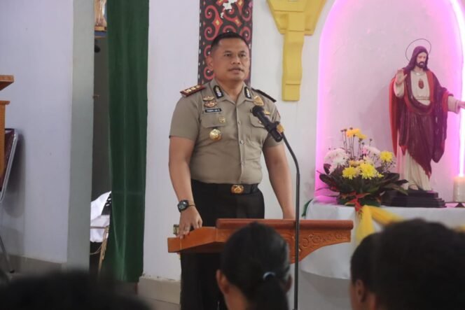 
					Kapolres Toraja Utara AKBP Yoseph Adi R. Sudrajat, saat kegiatan minggu kasih di Tallunglipu. Foto: Istimewa