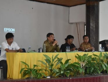 Bupati Toraja Utara Frederik Victor Palimbong saat memimpin Rapat Koordinasi (Rakor) Panitia Prawira PKB-GT. Foto: Istimewa