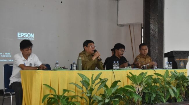 Bupati Toraja Utara Frederik Victor Palimbong saat memimpin Rapat Koordinasi (Rakor) Panitia Prawira PKB-GT. Foto: Istimewa