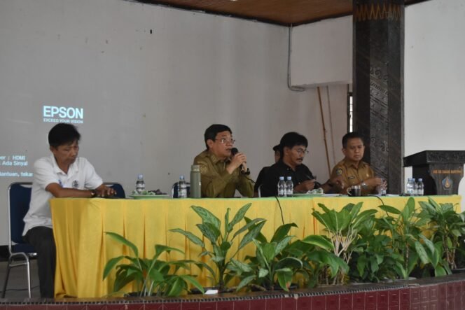 
					Bupati Toraja Utara Frederik Victor Palimbong saat memimpin Rapat Koordinasi (Rakor) Panitia Prawira PKB-GT. Foto: Istimewa