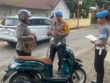 AKP Aksan Suwardi Kasi Propam Polres Tana Toraja (tengah), saat memimpin Gaktibplin pada Operasi Pallawa 2026. Foto: Istimewa