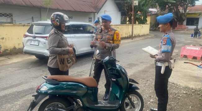 AKP Aksan Suwardi Kasi Propam Polres Tana Toraja (tengah), saat memimpin Gaktibplin pada Operasi Pallawa 2026. Foto: Istimewa