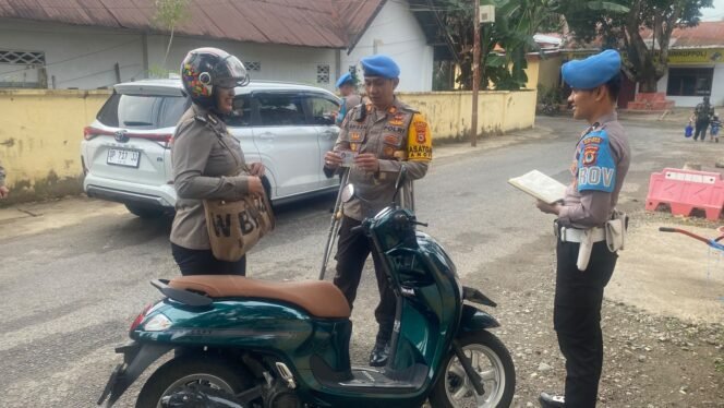 
					AKP Aksan Suwardi Kasi Propam Polres Tana Toraja (tengah), saat memimpin Gaktibplin pada Operasi Pallawa 2026. Foto: Istimewa
