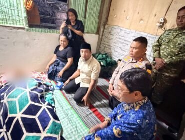Gubernur Sulsel Andi Sudirman Sulaiman didampingi Bupati Toraja Utara Frederik Victor Palimbong bersama Kapolres Toraja Utara dan Dandim 1414/Tana Toraja saat di Rumah Duka. Foto: Istimewa
