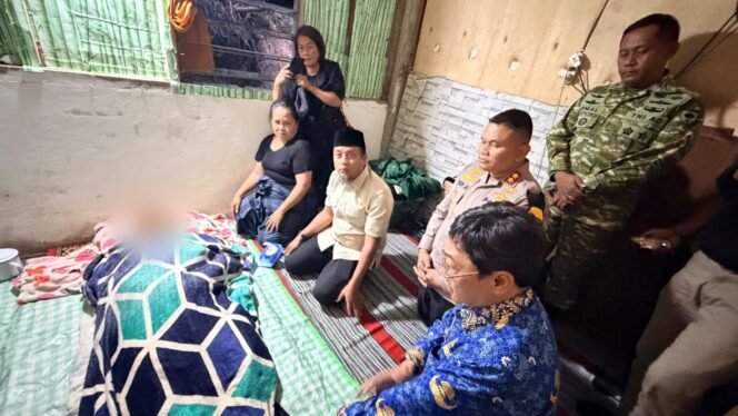 
					Gubernur Sulsel Andi Sudirman Sulaiman didampingi Bupati Toraja Utara Frederik Victor Palimbong bersama Kapolres Toraja Utara dan Dandim 1414/Tana Toraja saat di Rumah Duka. Foto: Istimewa