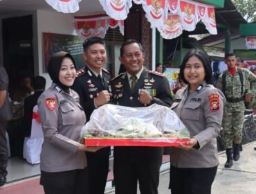 Kapolres Toraja Utara AKBP Arwansa berikan kejutan dan ucapan selamat HUT TNI ke 81 di Kodim 1414 Tator. Foto: Istimewa