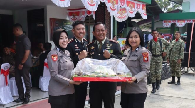 
					Kapolres Toraja Utara AKBP Arwansa berikan kejutan dan ucapan selamat HUT TNI ke 81 di Kodim 1414 Tator. Foto: Istimewa